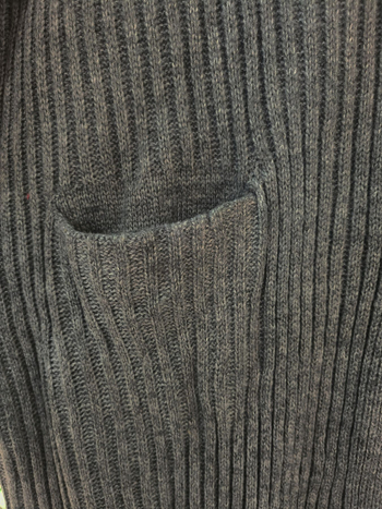 Moteriškas megztas kardiganas su kišenėmis, laisvas kirpimas, poliesteris (≥95%), ilgis 80–100 cm, atvira apykaklė.