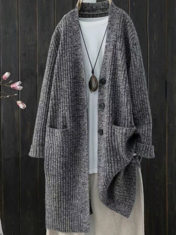 Moteriškas megztas kardiganas su kišenėmis, laisvas kirpimas, poliesteris (≥95%), ilgis 80–100 cm, atvira apykaklė.