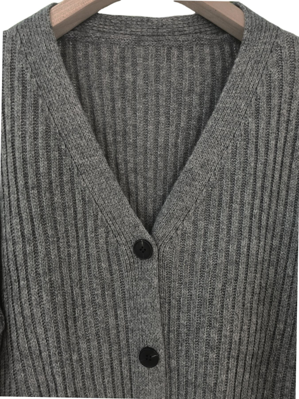 Moteriškas megztas kardiganas su kišenėmis, laisvas kirpimas, poliesteris (≥95%), ilgis 80–100 cm, atvira apykaklė.