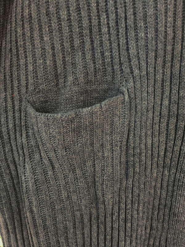 Moteriškas megztas kardiganas su kišenėmis, laisvas kirpimas, poliesteris (≥95%), ilgis 80–100 cm, atvira apykaklė.