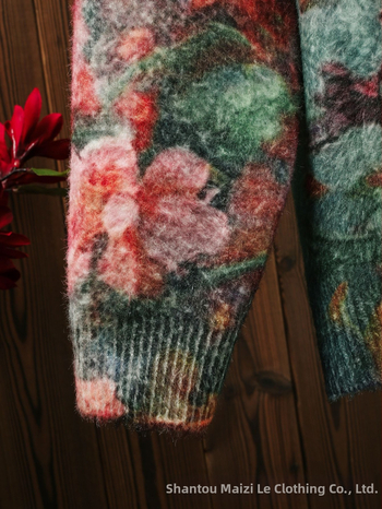 Moterų megztinis-paltas su gyvūnų raštu, poliesterio audinys, koliažo siuvimo detalės, japonų-korejiečių laisvalaikio stilius, vidutinio ilgio, V kaklo, ilgos rankovės