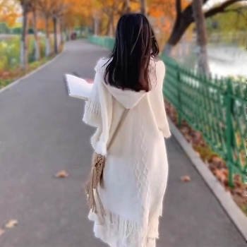 Akril bohem stílusú kapucnis ujjatlan pulóver, középhosszú.