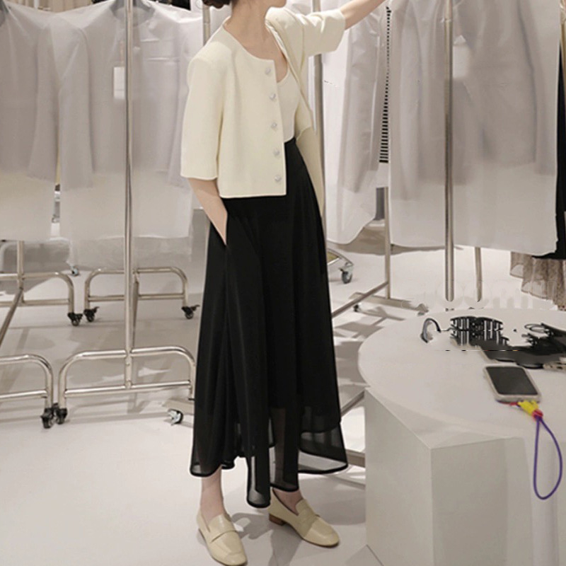 Moteriškas mantos iš triacetato pluošto su dekoratyviniais mygtukais, apvalus kaklo iškirptė, pusiau rankovė, 95% triacetato turinys, miesto stiliaus moterims