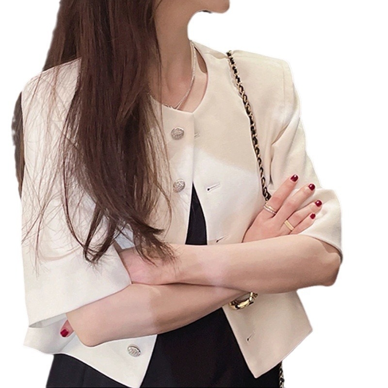 Moteriškas mantos iš triacetato pluošto su dekoratyviniais mygtukais, apvalus kaklo iškirptė, pusiau rankovė, 95% triacetato turinys, miesto stiliaus moterims