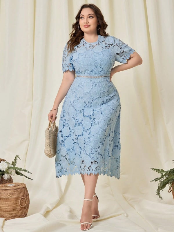 Rochie midi de tip A-line, broderie florală cu fire solubile în apă, decolteu rotund, mâneci scurte.