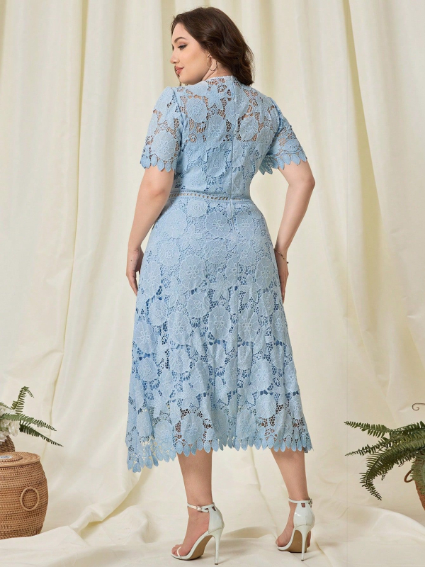 Rochie midi de tip A-line, broderie florală cu fire solubile în apă, decolteu rotund, mâneci scurte.