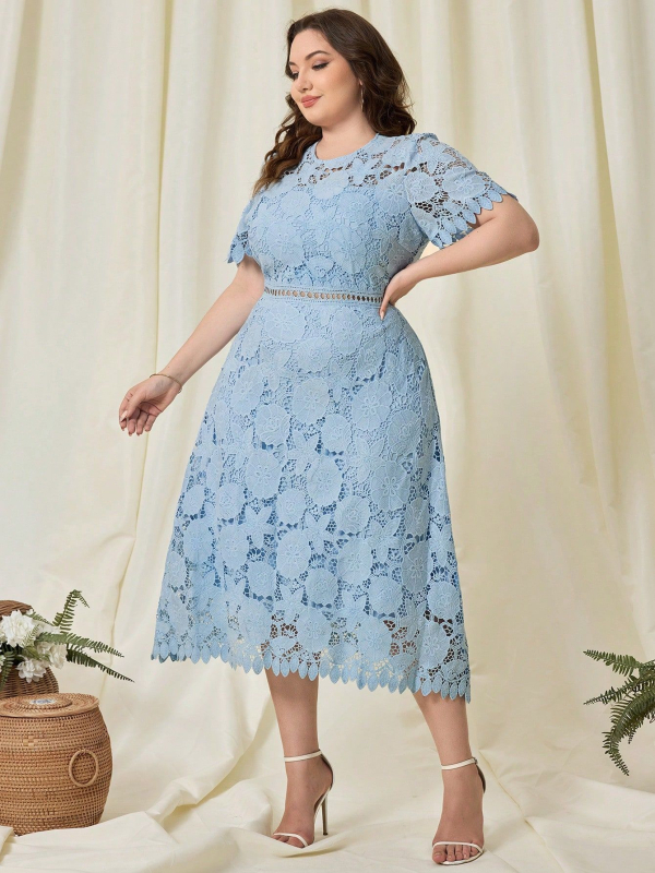 Rochie midi de tip A-line, broderie florală cu fire solubile în apă, decolteu rotund, mâneci scurte.