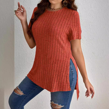 Moteriškas viršus iš riboto pynimo megztinio su apvaliu kaklu, trumpomis rankovėmis, šoninis įkirpimas; poliesteris 90–95%, spandeks <30%