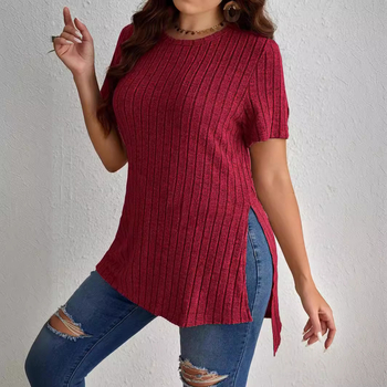 Moteriškas viršus iš riboto pynimo megztinio su apvaliu kaklu, trumpomis rankovėmis, šoninis įkirpimas; poliesteris 90–95%, spandeks <30%