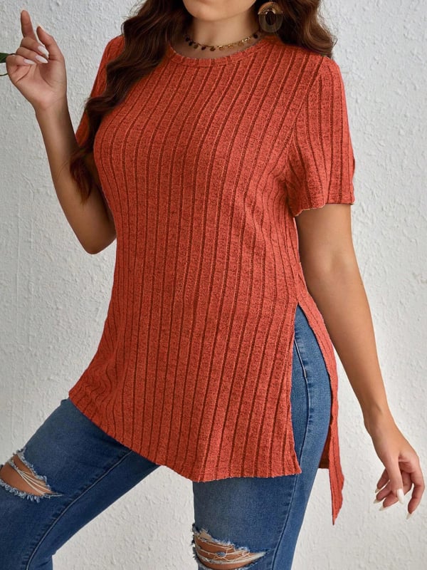 Moteriškas viršus iš riboto pynimo megztinio su apvaliu kaklu, trumpomis rankovėmis, šoninis įkirpimas; poliesteris 90–95%, spandeks <30%