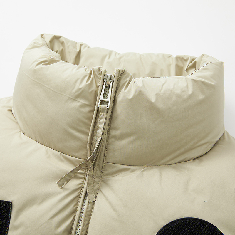 Medvilninė liemenė su stovimu kaklu, užtrauktuku, stora medžiaga, šoninės kišenės – laisvas kirpimas