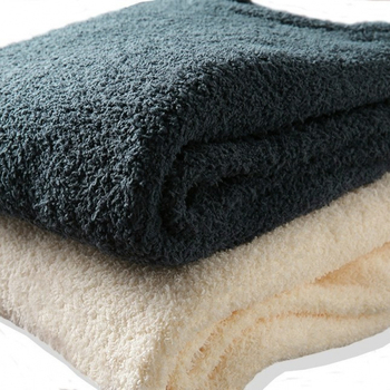 Vyriskas laisvo kirpimo megztinis su apvaliu kaklu, jacquard raštas, ilgos rankovės, poliesterio sudėtis 91–95%, žiemos modelis 2024