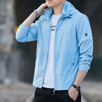 Vyrinė sportinė striukė su nuimamą gobtuvu, plonas poliesterio audinys, priekinis užtrauktukas, kišenės užtrauktukais, prigludęs kirpimas