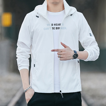 Vyrinė sportinė striukė su nuimamą gobtuvu, plonas poliesterio audinys, priekinis užtrauktukas, kišenės užtrauktukais, prigludęs kirpimas