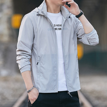 Vyrinė sportinė striukė su nuimamą gobtuvu, plonas poliesterio audinys, priekinis užtrauktukas, kišenės užtrauktukais, prigludęs kirpimas