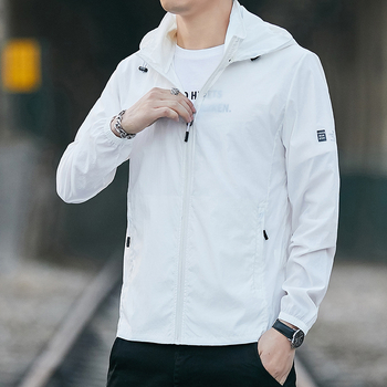 Vyrinė sportinė striukė su nuimamą gobtuvu, plonas poliesterio audinys, priekinis užtrauktukas, kišenės užtrauktukais, prigludęs kirpimas