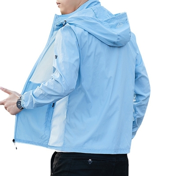 Vyrinė sportinė striukė su nuimamą gobtuvu, plonas poliesterio audinys, priekinis užtrauktukas, kišenės užtrauktukais, prigludęs kirpimas