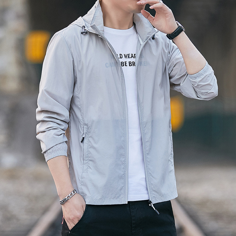 Vyrinė sportinė striukė su nuimamą gobtuvu, plonas poliesterio audinys, priekinis užtrauktukas, kišenės užtrauktukais, prigludęs kirpimas