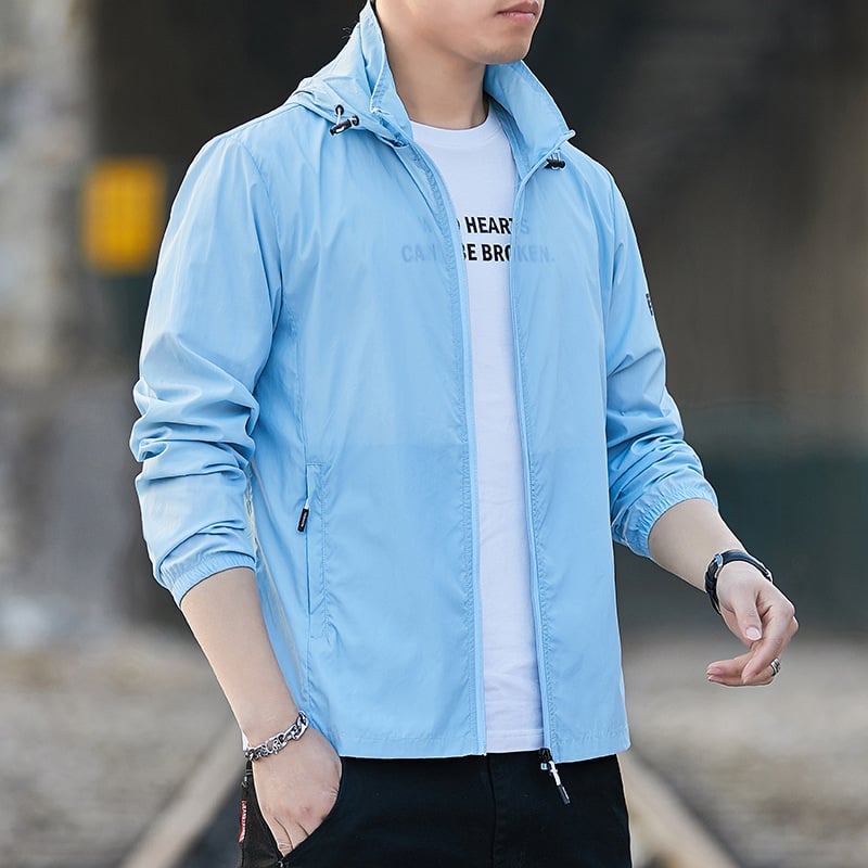 Vyrinė sportinė striukė su nuimamą gobtuvu, plonas poliesterio audinys, priekinis užtrauktukas, kišenės užtrauktukais, prigludęs kirpimas