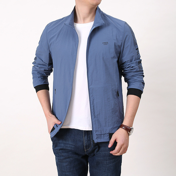 Vėjinė striukė — (lengva nailoninės medžiagos su chemijos pluošto mišiniu; priekinis užtrauktukas; be gobtuvo; spausdinimo dizainas)