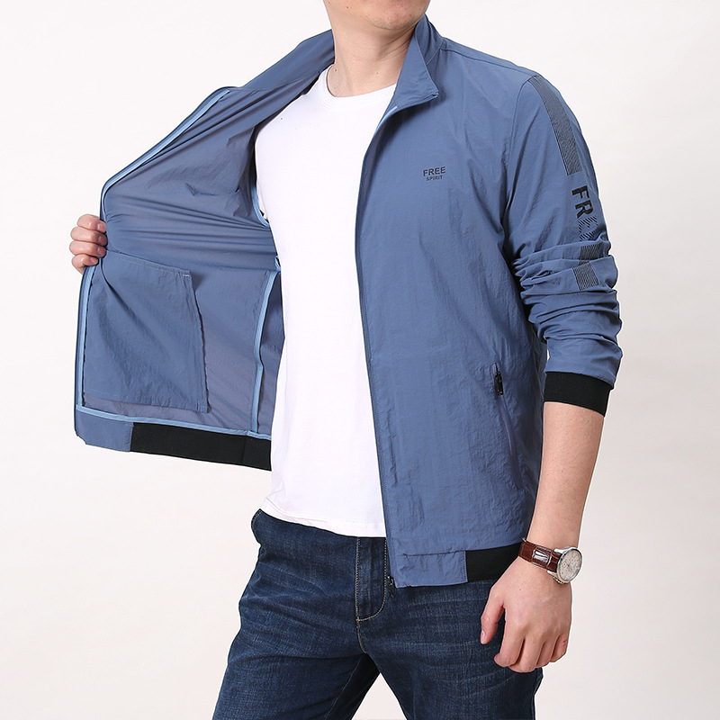 Vėjinė striukė — (lengva nailoninės medžiagos su chemijos pluošto mišiniu; priekinis užtrauktukas; be gobtuvo; spausdinimo dizainas)