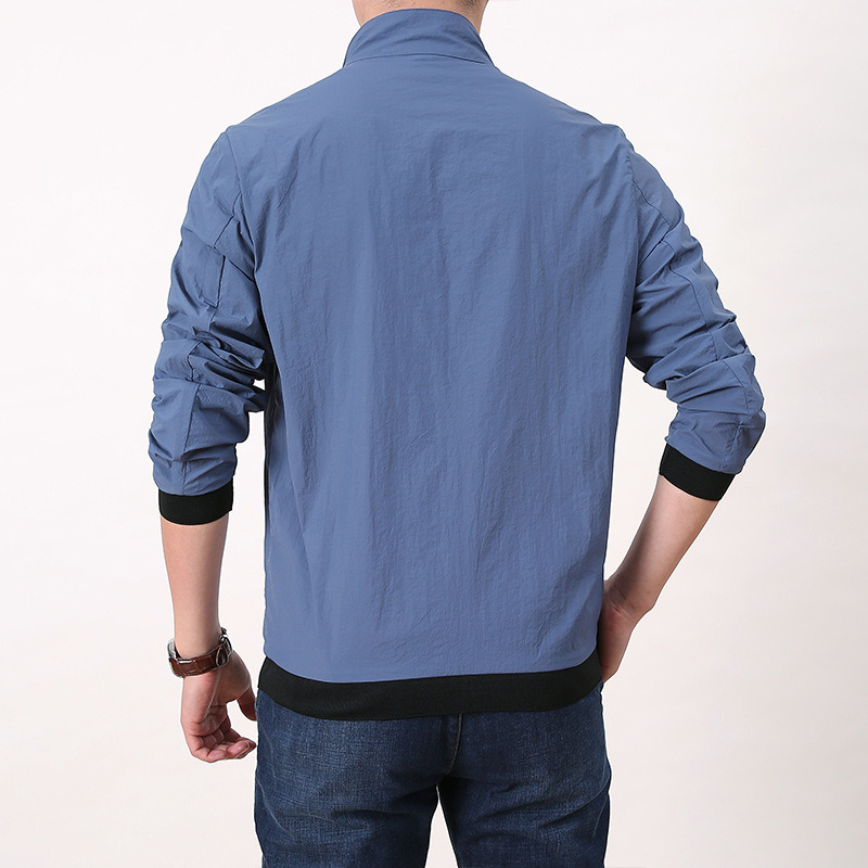 Vėjinė striukė — (lengva nailoninės medžiagos su chemijos pluošto mišiniu; priekinis užtrauktukas; be gobtuvo; spausdinimo dizainas)