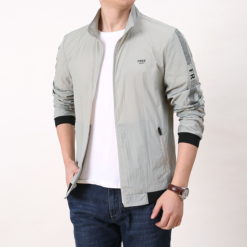 Vėjinė striukė — (lengva nailoninės medžiagos su chemijos pluošto mišiniu; priekinis užtrauktukas; be gobtuvo; spausdinimo dizainas)