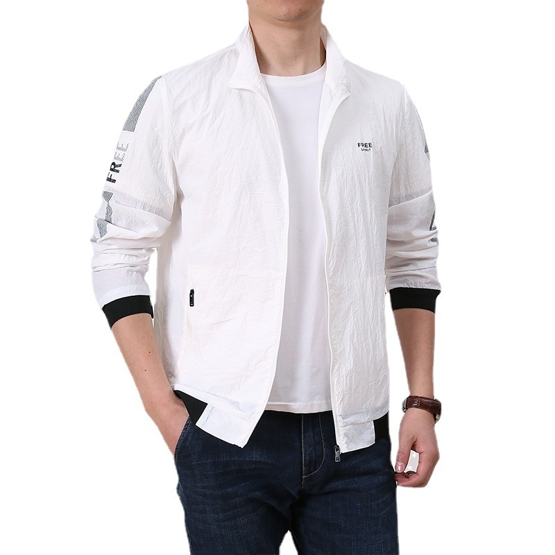 Vėjinė striukė — (lengva nailoninės medžiagos su chemijos pluošto mišiniu; priekinis užtrauktukas; be gobtuvo; spausdinimo dizainas)