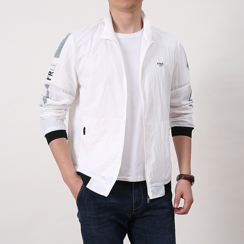 Vėjinė striukė — (lengva nailoninės medžiagos su chemijos pluošto mišiniu; priekinis užtrauktukas; be gobtuvo; spausdinimo dizainas)