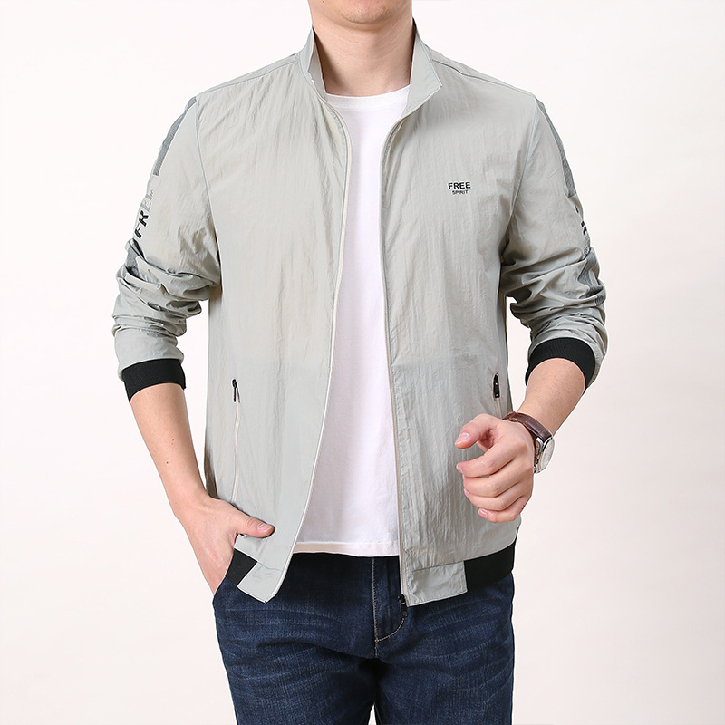 Vėjinė striukė — (lengva nailoninės medžiagos su chemijos pluošto mišiniu; priekinis užtrauktukas; be gobtuvo; spausdinimo dizainas)