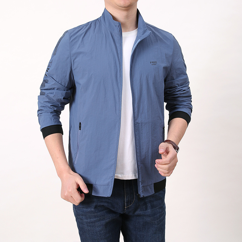 Vėjinė striukė — (lengva nailoninės medžiagos su chemijos pluošto mišiniu; priekinis užtrauktukas; be gobtuvo; spausdinimo dizainas)