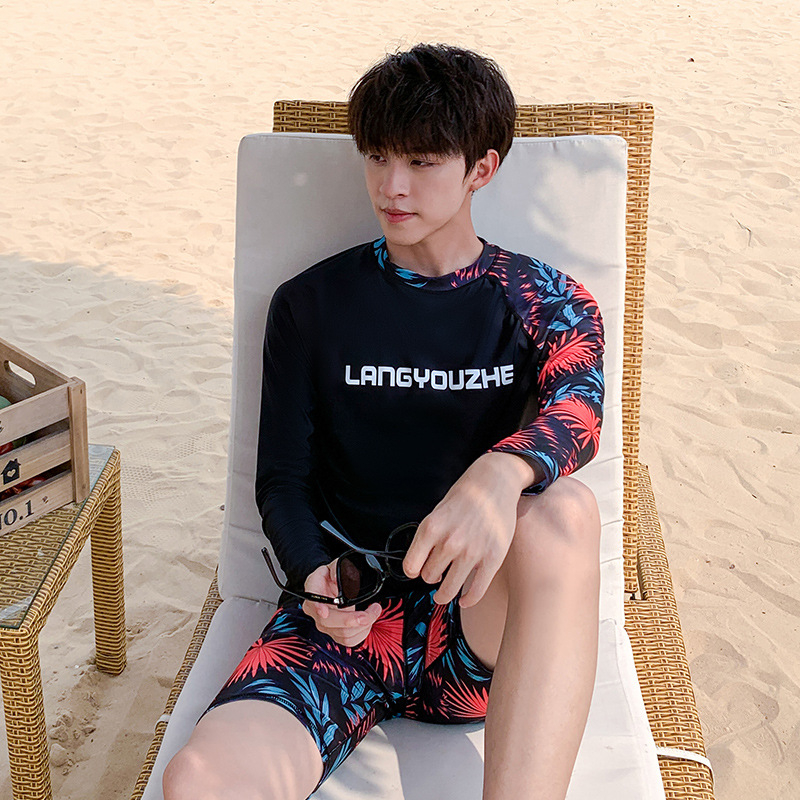 Γυναικείος ολόσωμος μαγιό με φούστα, μακριά μανίκια, φερμουάρ και επένδυση στήθους — εκτύπωση, ύφασμα πολυεστέρα 82%, επένδυση 95% πολυεστέρα