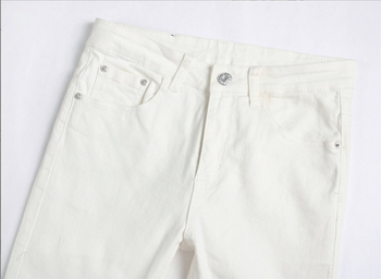 Džinsai su penkiais kišenėmis, tiesus kirpimas, vidurio juosmuo, išskalbtas medvilnės audinys, vidutinė elastingumas