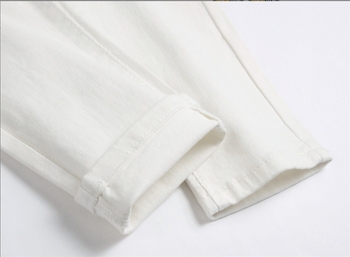 Džinsai su penkiais kišenėmis, tiesus kirpimas, vidurio juosmuo, išskalbtas medvilnės audinys, vidutinė elastingumas