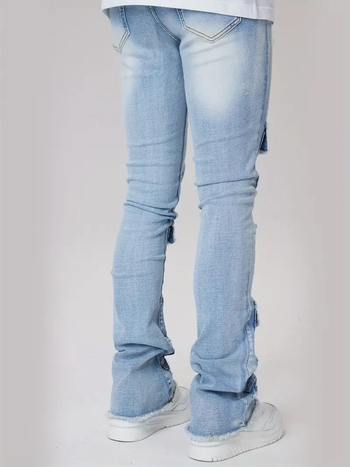 Džinsai gatvės stiliuje su keliomis kišenėmis, šiek tiek platėjantis kelnių galas, vidutinio aukščio juosmuo, užtrauktukas