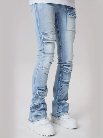 Džinsai gatvės stiliuje su keliomis kišenėmis, šiek tiek platėjantis kelnių galas, vidutinio aukščio juosmuo, užtrauktukas