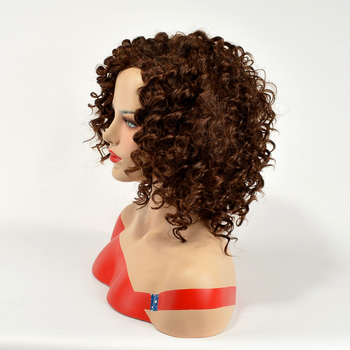 Περούκα με κοντές μπούκλες — στυλ Εθνικός Άνεμος, μοντέλο 7028, θερμοανθεκτικό νημάτιο, μεσαία φράντζα, φυσική εμφάνιση