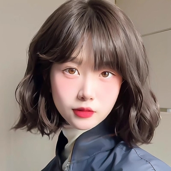 Γυναικεία περούκα με φυσικό βλέμμα, κοντή κατσαρή μπούκλα σε κυματοειδή μορφή, ίνες ανθεκτικές σε υψηλή θερμοκρασία, μηχανική επεξεργασία, όχι βαφή με ζεστό χρώμα, αφέλειες: ευθείες ή κεκλιμένες