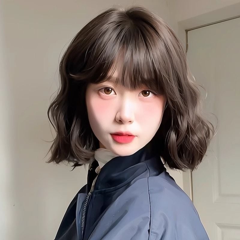 Женска перука с естествен вид, къса къдрава прическа с водни вълни, високотемпературна нишка, механично обработена, челки: прави или наклонени, не е подходяща за горещо боядисване