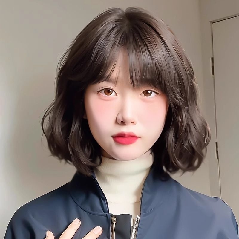 Γυναικεία περούκα με φυσικό βλέμμα, κοντή κατσαρή μπούκλα σε κυματοειδή μορφή, ίνες ανθεκτικές σε υψηλή θερμοκρασία, μηχανική επεξεργασία, όχι βαφή με ζεστό χρώμα, αφέλειες: ευθείες ή κεκλιμένες