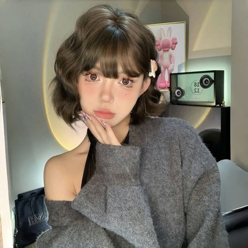 Γυναικεία περούκα με φυσικό βλέμμα, κοντή κατσαρή μπούκλα σε κυματοειδή μορφή, ίνες ανθεκτικές σε υψηλή θερμοκρασία, μηχανική επεξεργασία, όχι βαφή με ζεστό χρώμα, αφέλειες: ευθείες ή κεκλιμένες