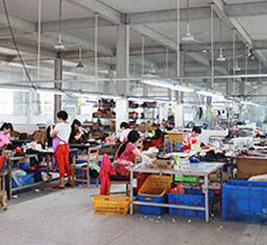 Parūka Jin Yan Wig KW-073: garas viļņotas cirtas, augstas temperatūras šķiedra, mehāniskā konstrukcija, garas bangs