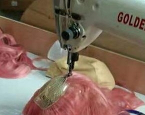 Parūka Jin Yan Wig KW-073: garas viļņotas cirtas, augstas temperatūras šķiedra, mehāniskā konstrukcija, garas bangs