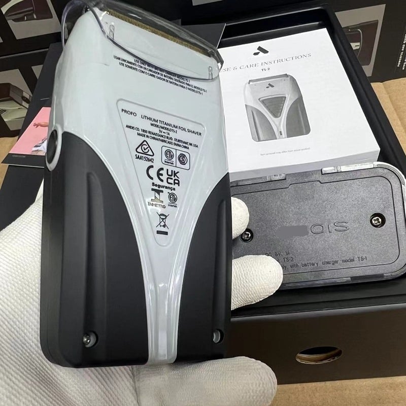 Elektriskais skuveklis ar divdaļīgu recirpējošu galvu, bezkartāvais motors, iekšējā akumulatora jauda 500–800 mAh, trokšņa līmenis 36–45 dB, darbība virs 60 min