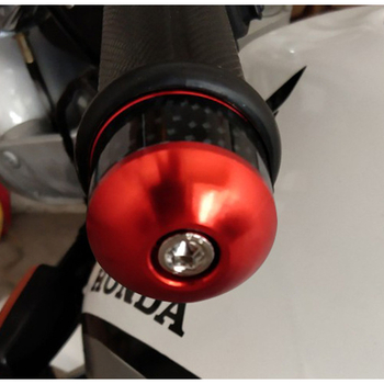 Καπάκι τέλους τιμονιού μηχανής, CNC-κατεργασμένο με μοτίβο ανθρακονημάτων, χωρίς προσαρμογή, συμβατό με τυπικές εσωτερικές διαμέτρους τιμονιού.