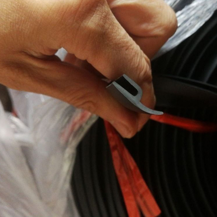 Капаче за предното стъкло на автомобил — пластмасова плоча и гумено уплътнение, износоустойчиво