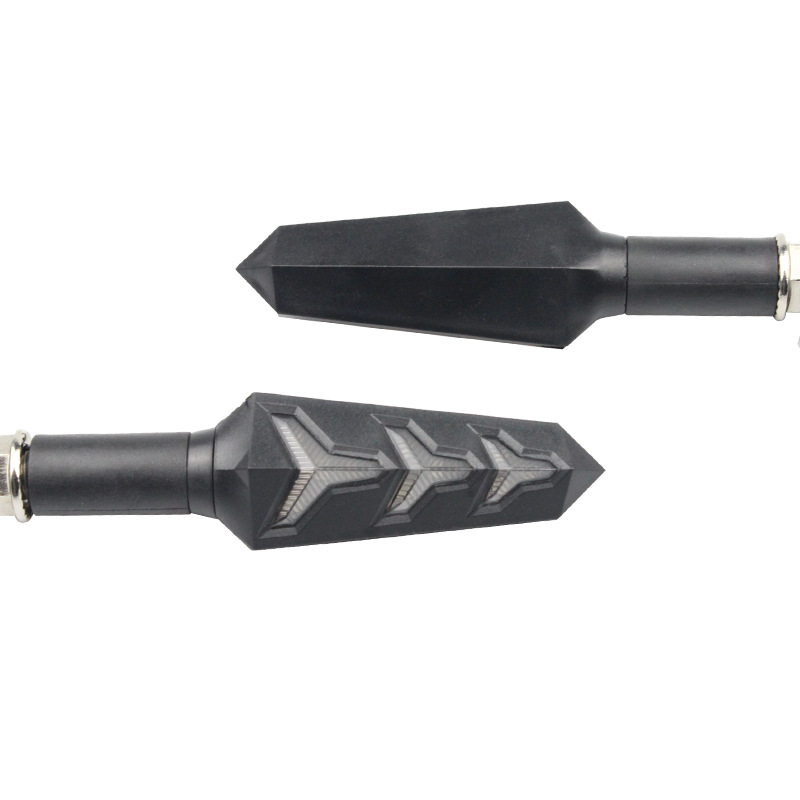 LED divkrāsu pagrieziena signāls motociklam ar Y formas dizainu un zivju kaula motīvu; Modelis: Two-color Lamborghini turn light; Spriegums: 12V; Jauda: 3W; Materiāls: ABS+LED; Darbības ilgums: 10000h
