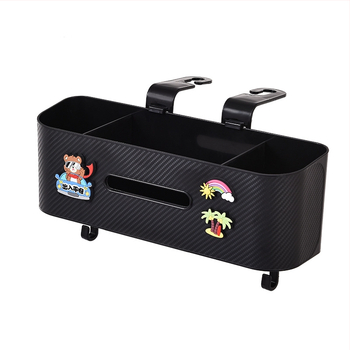 Automobilio servetėlių dėžutė — daugiafunkcinis galinės sėdynės organizatorius su puodelio laikikliu ir kabliuku; plastikas, vidutinio dydžio modelis, tinkamas plokščioms servetėlėms