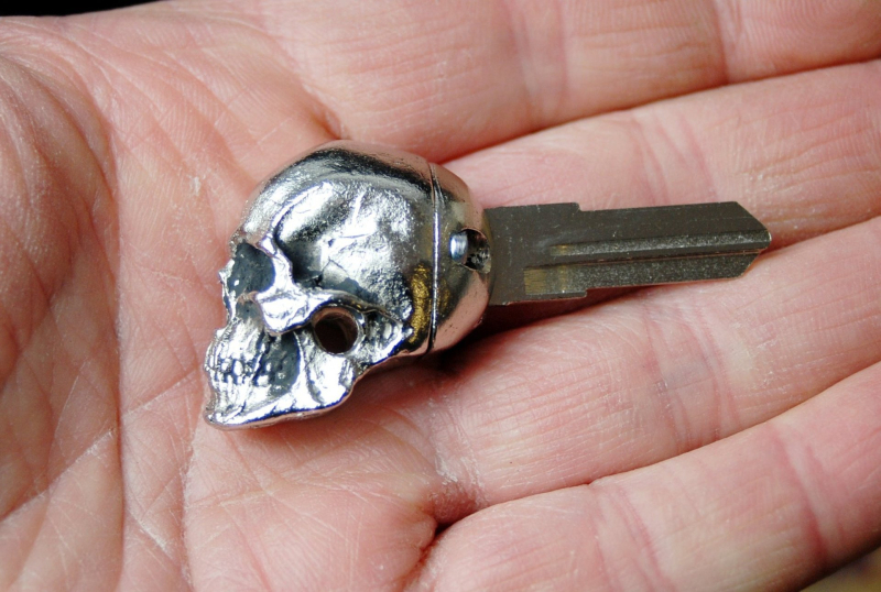 Breloc cu craniu din aliaj, stil modern minimalist, obiecte metalice, pentru decor interior