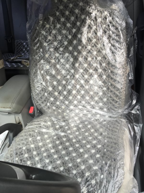 Vienkartinis plastikinis apsauginis dangtelis automobilio sėdynei – universalus suderinamumas, be prekės ženklo